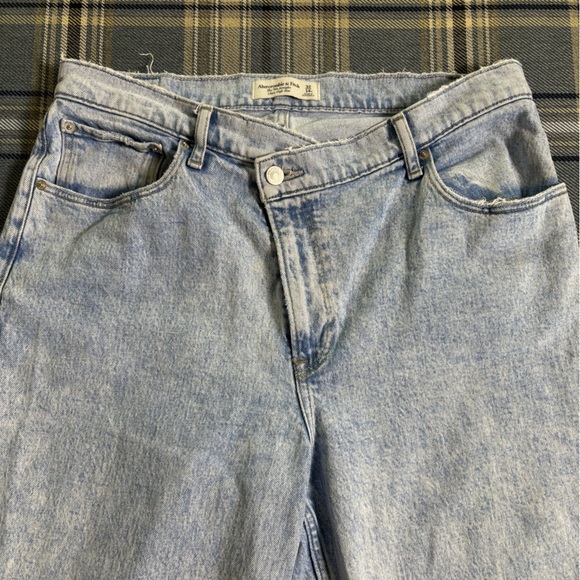 Abercrombie & Fitch 90s Straight Ultra High Rise Light With Criss Cross Waist - Picture 13 of 16